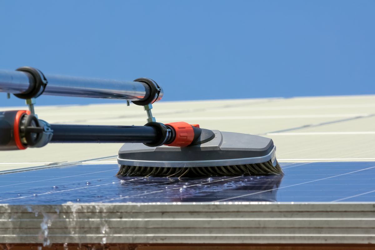 Cleaning photovoltaik moduls from pollen.